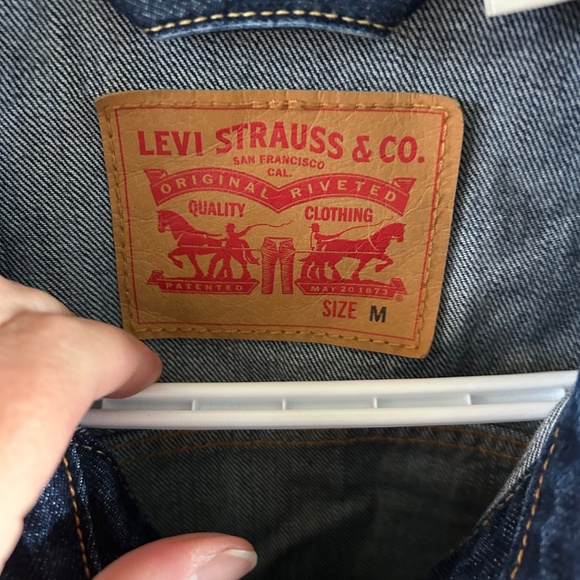 Men's Levi's Dark Wash Jean Jacket - Picture 3 of 3